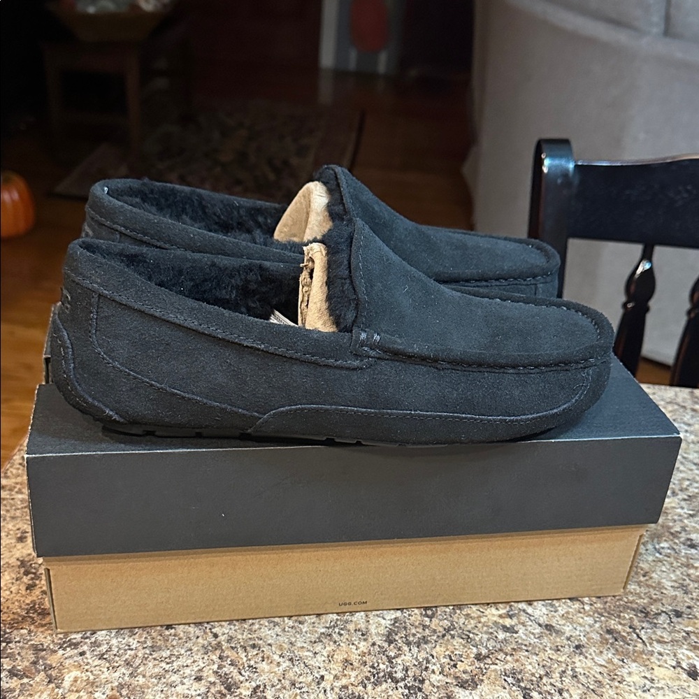 UGG MENS ASCOT BLACK SIZE 8 can also fit a WOMENS 10